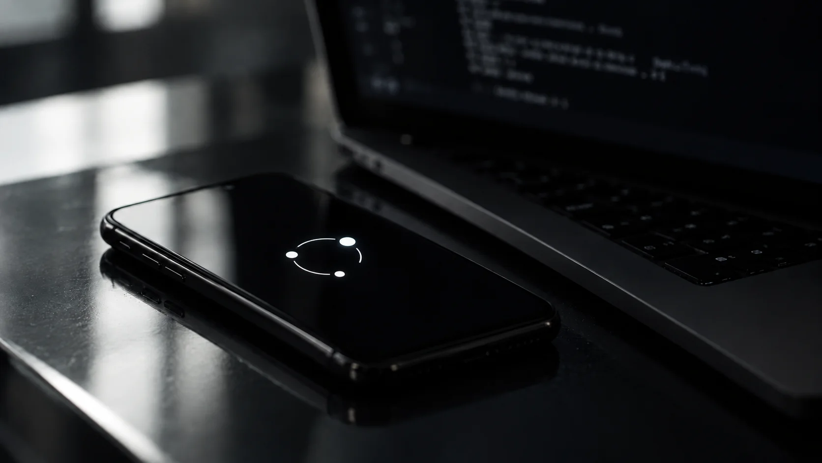 Dans une salle obscure, un smartphone affichant un symbole abstrait d’agent IA repose devant un ordinateur portable, comme une pièce à conviction numérique.