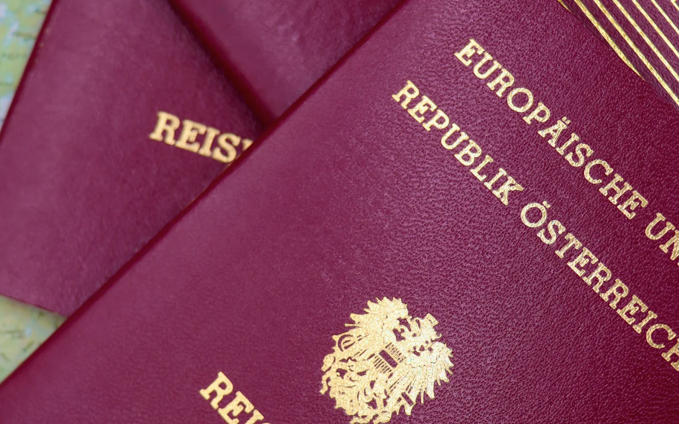 Des passeports européens illustrent la sensibilité des documents d’identité qui peuvent accompagner un dossier de connaissance client.